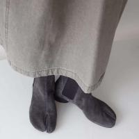 Nuevos botines elásticos con punta dividida, zapatos de mujer de tacón bajo de cuero de ante gris, con botas más grandes que Chelsea - details 2