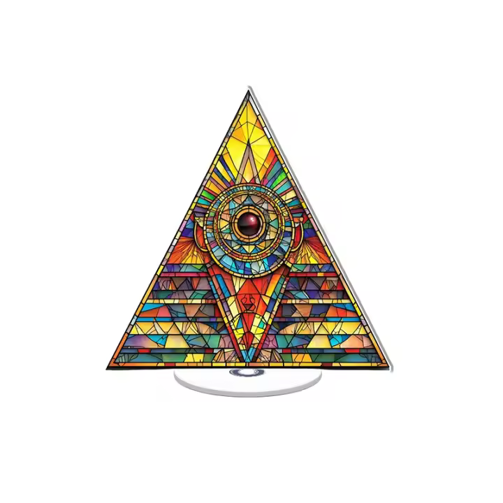 Adorno acrílico giratorio con diseño de pirámide egipcia de vidrieras con contornos negros, colores vibrantes y detalles intrincados sobre fondo blanco. - 1