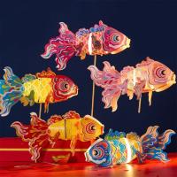 Divertida lámpara de linterna de pez dorado hecha a mano, luz LED, linterna de carpa Koi de mediados de otoño, papel luminoso, materiales de linterna DIY, regalo para niños - details 5