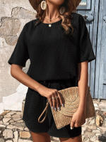 Conjunto de dos piezas de top de manga corta con diseño de murciélago y pantalones cortos elegantes para mujer - details 22