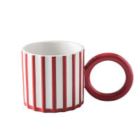Taza de cerámica ins taza de viento moderno simple burdeos creativo mango grande raya vertical nicho personalizado mango de cinturón - details 0