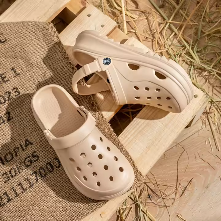 Zuecos de plataforma calados para mujer, sandalias de playa antideslizantes de verano 2025, zapatillas de suela gruesa a la moda para mujer, calzado para jardín Eva - 1