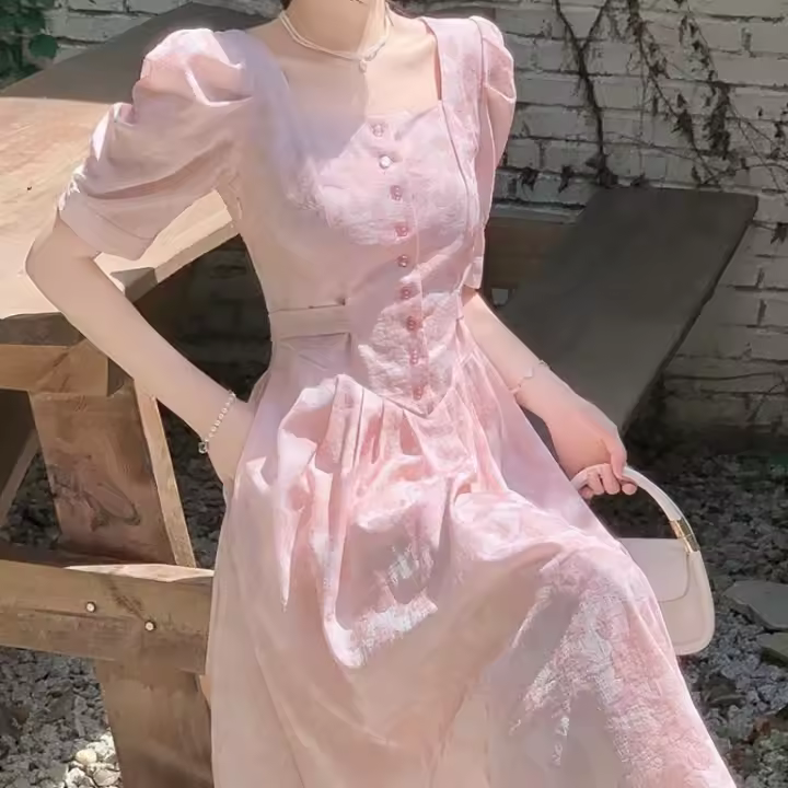 Vestido de princesa rosa floral para mujer, nuevo estilo, temperamento de alta gama, cuello cuadrado francés, estilo de vacaciones en la playa, verano 2025 - 1