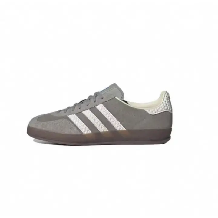 Zapatilla de Moda para Mujer Buroalma Gazelle Piel Genuina, Tres Rayas Doradas, Pluma de Nube Gris, Interior de Textil, Suela de Plástico - 1