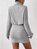 Vestido cruzado a la cadera de manga larga con cuello alto y tiras de punto delgado y elegante - details 8
