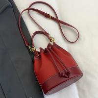 Bolso cruzado retro para mujer 2024 Correa ajustable, marrón ligero y rojo, herrajes dorados, trenzado Bolso spacioso para outfits casuales y formales - details 1