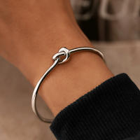 Pulseras de acero inoxidable Vintage para hombre, brazaletes tejidos con textura torcida a la moda para mujer, joyería llamativa, ropa de calle, regalos góticos - details 5