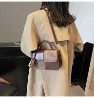 Nuevo bolso de mensajero versátil de hombro, bolso cuadrado pequeño portátil con costuras. - details 15