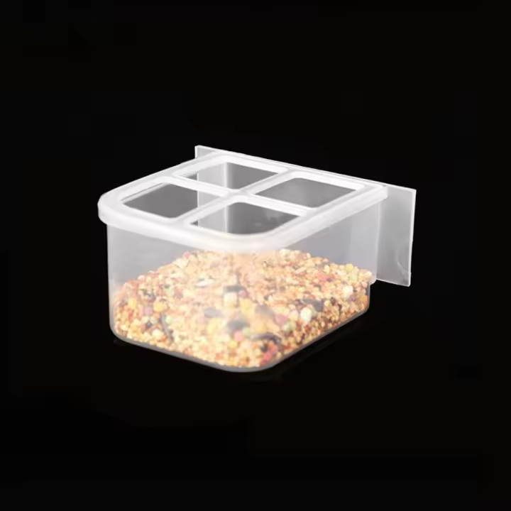 Caja de comida para pájaros antisalpicaduras, jaula colgante de plástico para palomas, alimentador transparente, contenedor de comida para loros, plato de comida colgante para loros - 1