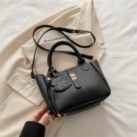 Bolso de mano elegante con forma de cubo cruzado inclinado, bolso de mano con colgante de cachorro para mujer, bolso de hombro de cuero de PU de alta gama con patrón de lichi, primavera y verano - details 21