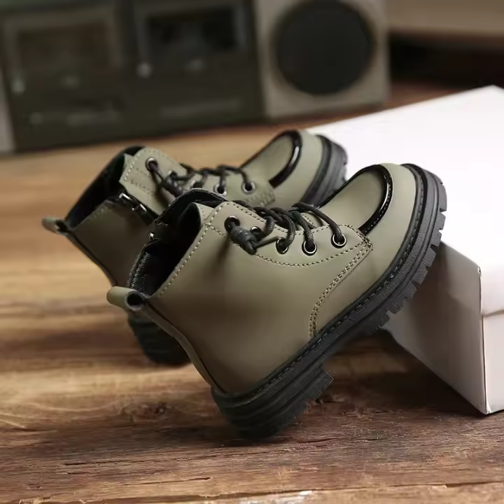 Botas de moda para niño y niña, zapatos de cuero de felpa antideslizantes, multifuncionales, suela suave, estilo coreano, Otoño/Invierno, 2024 - 1