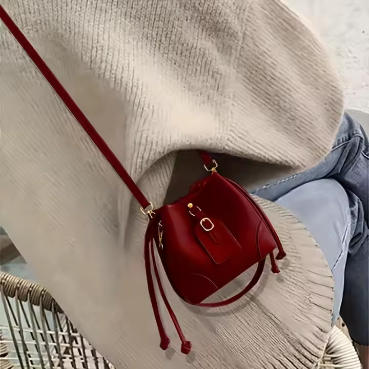 Bolso tipo cubo de inspiración francesa en rojo intenso para mujer - Bolso cruzado versátil con correa ajustable para el hombro, herrajes en tono dorado - 1