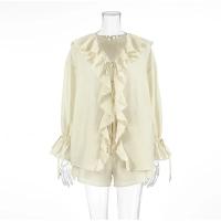 Blusa de encaje agárico blanco dulce para mujer, traje corto a la moda, manga larga, cuello en V, suelto, 2 piezas, ropa de viaje elegante para primavera 2025 - details 1