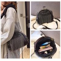 Bolso de mano con cierre de beso de moda de nicho, bolso de cadena de hombro con decoración de borlas novedosas y remaches para mujer - details 0