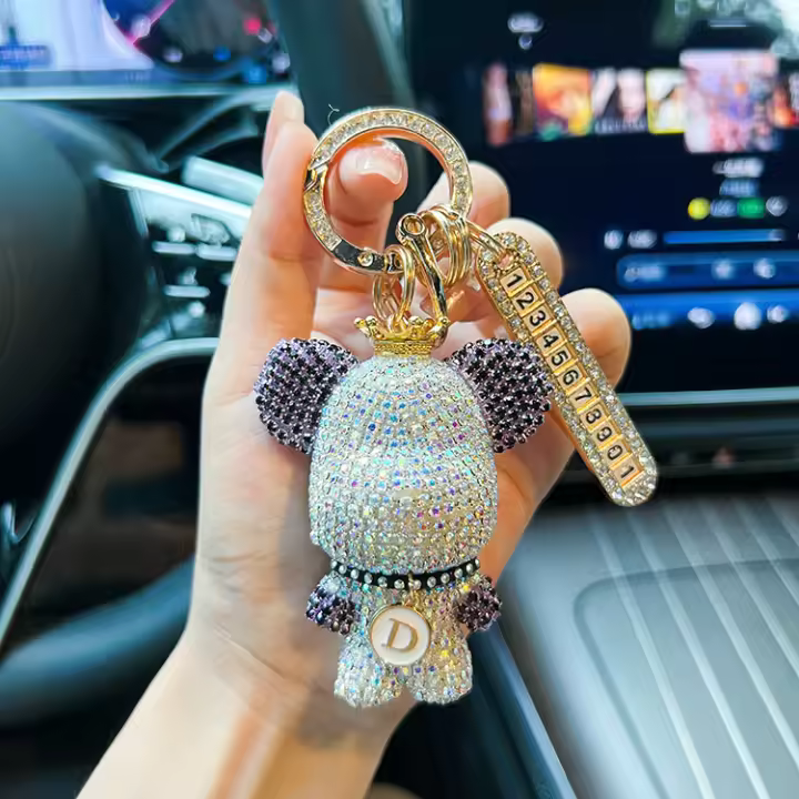 Llavero Creativo de Panda con Diamantes Incrustados Placa de Matrícula Anti-Perdida para Coche Regalo - 1