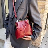 2025 Nuevo bolso bandolera vintage para mujer con correa ajustable para el hombro y cierre de beso - Bolso de color sólido en rojo, marrón claro, negro - Bolso de hombro pequeño elegante para atuendos informales y formales, bolso bandolera - details 7