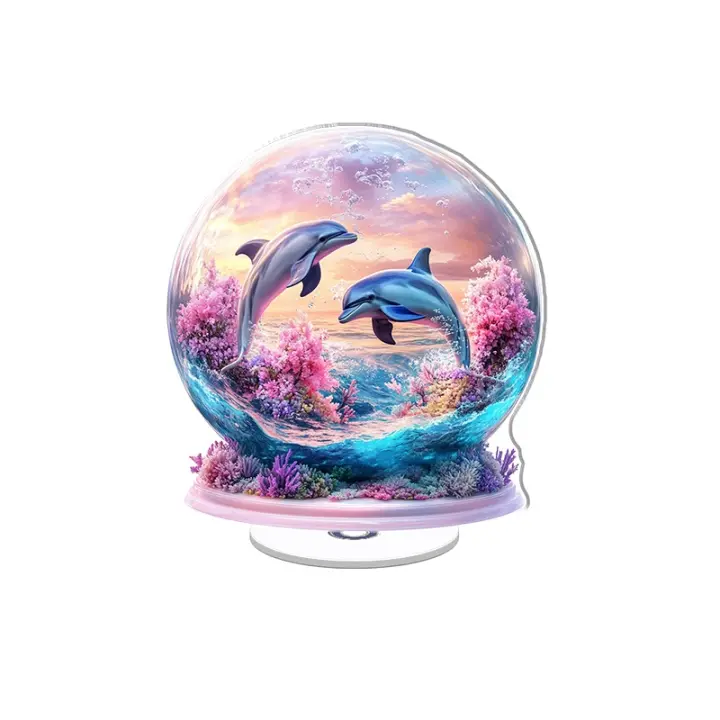 Adorno acrílico giratorio que muestra una bola de cristal con delfines y coral vibrante en medio de un océano y un cielo colorido para un ambiente de ensueño. - 1