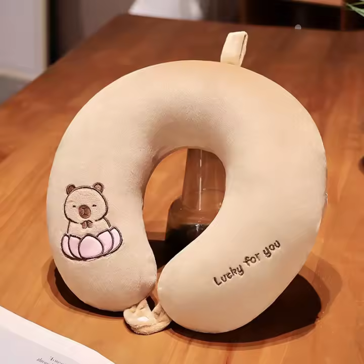 Linda almohada de soporte para el cuello en forma de U de capibara engrosada. |     Almohada de muñeca de dibujos animados de felpa de algodón PP para viajes de estudiantes, oficina y uso doméstico. - 1