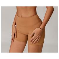 Una mujer con pantalones cortos de yoga de cintura alta que levantan la cadera sobre pantalones cortos deportivos ajustados, adelgazantes y para correr. - details 4