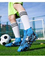 Nuevos zapatos de hombre de alta calidad con cordones de fútbol transpirables, suelas de clavos y diseño de equipos deportivos cruzados para jóvenes. - details 2