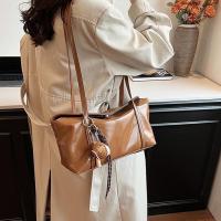 Bolso tipo almohada estilo Boston coreano con colgante, bolso tipo dumpling de PU de color sólido, diseño minoritario vintage para mujer, bolso de hombro para ir al trabajo. - details 6
