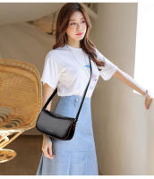 Nuevo estilo genuino para mujer, bolso cruzado de cuero suave a la moda, bolso de almohada de piel de vaca de primera capa - details 2