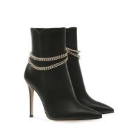 Botas cortas negras con cadena de metal dorado y puntiagudas con logotipo, tacones altos delgados - details 0