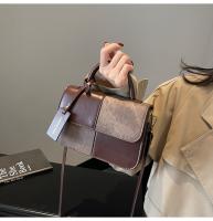 Nuevo bolso de mensajero versátil de hombro, bolso cuadrado pequeño portátil con costuras. - details 26