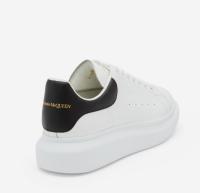 Los zapatos blancos de McQueen están de moda y son versátiles. - details 3
