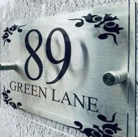 Placa de casa, letreros de números de puerta acrílicos personalizados, placa con nombre de calle con bonitos diseños en cada esquina - details 2