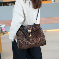 2025 nuevo bolso de mensajero de hombro portátil de gran capacidad con estampado de leopardo, bolso de mano premium para viajeros, bolso Kelly multifuncional - details 8