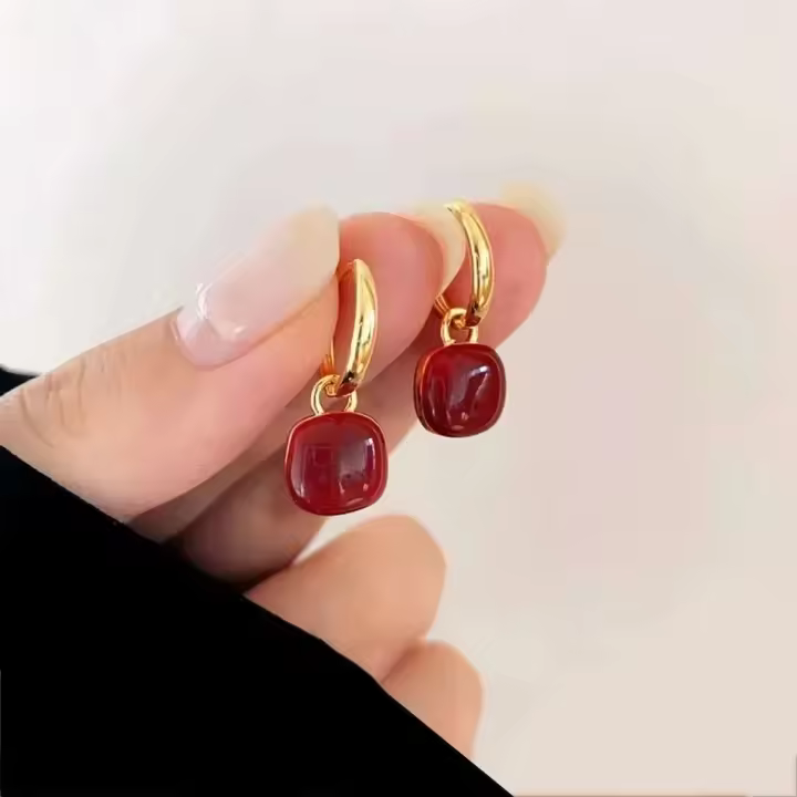 Pendientes colgantes de corazón rojo de amor, vino de diseño simple para mujer, círculo dorado, colgante de melocotón retro, joyería de moda - 1