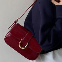 Bolso bandolera pequeño de charol para mujer con solapa, diseño vintage rojo - details 2