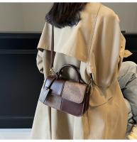Nuevo bolso de mensajero versátil de hombro, bolso cuadrado pequeño portátil con costuras. - details 23