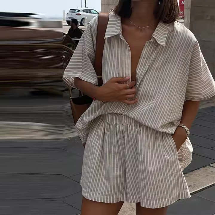 Conjunto de Pantalones Cortos a Rayas para Mujer Camisa Informal con Botones y Solapa, Pantalones Cortos con Cintura Elástica, Traje de Playa para Primavera y Verano 2025 - 1