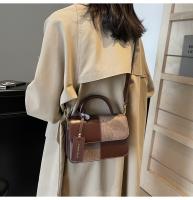 Nuevo bolso de mensajero versátil de hombro, bolso cuadrado pequeño portátil con costuras. - details 21