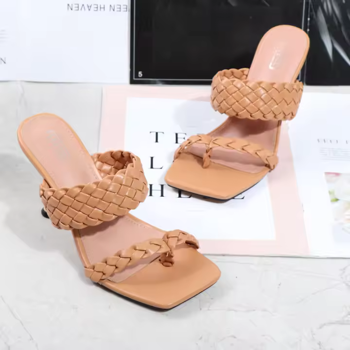 Tacones altos versátiles con punta cuadrada y tacón de aguja con tiras tejidas de una línea para pantuflas de gran tamaño. - 1