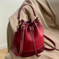 Bolso cruzado retro para mujer 2024 Correa ajustable, marrón ligero y rojo, herrajes dorados, trenzado Bolso spacioso para outfits casuales y formales - details 0