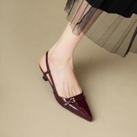 Sandalias de tacón medio de charol puntiagudo rojo vino francés para mujer, zapatos vacíos Retro con tacón ajustado en la espalda, novedad de verano 2025 - details 6