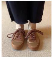 Zapatillas Baotou con cordones y bloques de color para mujer con pantalones planos y semizapatillas de estilo athleisure. - details 0
