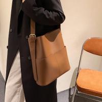 Bolso tipo cubo de gran capacidad para mujer, bolso cruzado convertible y bolso de mano con cierre a presión, bolso de viaje de trabajo espacioso en negro/blanco/, elegante bolso de hombro diario para mujer, bolso versátil, bolso elegante, asas resistente - details 7