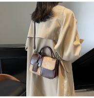 Nuevo bolso de mensajero versátil de hombro, bolso cuadrado pequeño portátil con costuras. - details 32