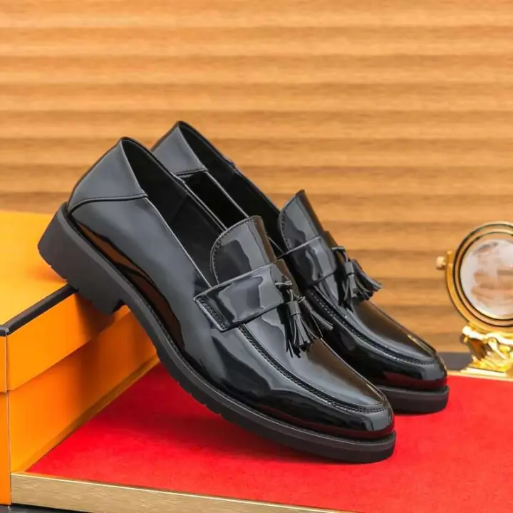 Nuevos zapatos casuales de cuero de lujo para hombres con patente de negocios brillantes, zapatos formales - 1