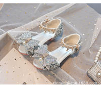 Los nuevos zapatos de princesa de cristal con tacón alto para niños muestran el espectáculo de las sandalias del anfitrión del escenario. - details 11