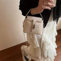 Bolso bandolera retro para mujer con cierre giratorio dorado, correa de hombro desmontable, color blanco sólido, pequeño bolso cuadrado tipo doctor para uso diario y entornos profesionales, accesorio informal, estilo vintage. - details 0