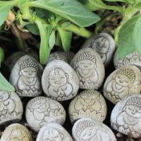 Exquisita estatuilla de Buda de piedra hecha a mano, estatua de Buda de piedra pequeña realista, artesanía de resina, maceta decorativa para terraza y patio - details 12