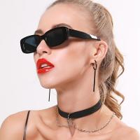 Gafas de Moda Rectangulares Retro para Mujeres - Montura Cuadrada Estrecha al Estilo de los Años 90, Material Brillante de PC, Gafas Elegantes con Protección UV para Conducir y Actividades al Aire Libre, Anteojos de Conducción |   Aspecto Vintage - details 3