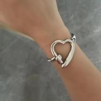 UNOde50 Pulsera plateada con abalorio de corazón y detalle en relieve - details 2