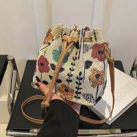 Bolso tipo cubo floral retro para mujer, bandolera con correa ajustable y cierre con cordón, bolso informal para todos los días con estampado floral multicolor marrón claro, forro de poliéster duradero y ribete con borde de aceite, bolso floral, accesorio - details 1