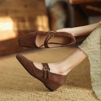Retro cordero flip interior que aumenta los zapatos individuales, nueva hebilla cruzada de cabeza cuadrada con tamaño de tacón de cuña zapatos de mujer. - details 12
